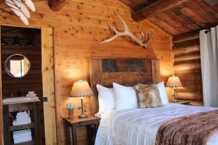 Elkhorn Cabins And Inn Вест-Йеллоустоун Екстер'єр фото